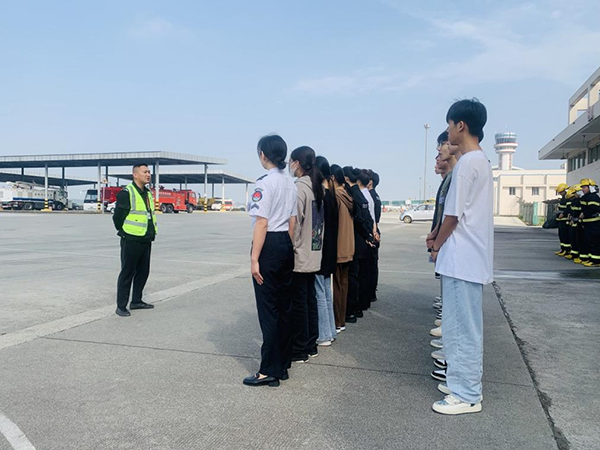 綿陽機場安檢站對閬中機場、民航校  實習(xí)生開展軍訓(xùn).png